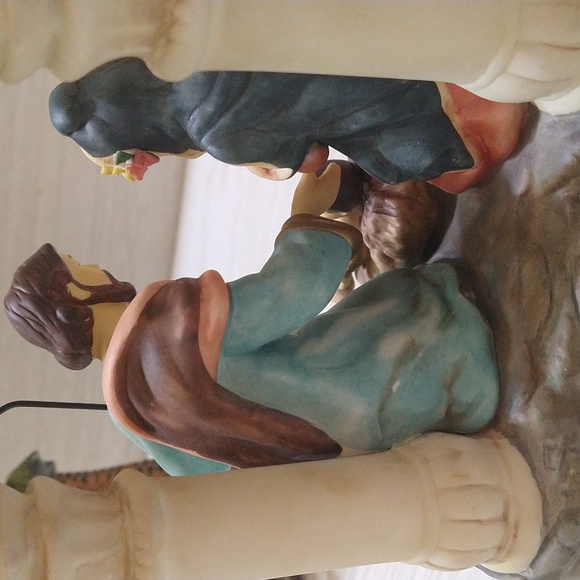 Vintage 2002 Avon Collectibles Holiday Treasures Porcelain Nativity Set - Picture 7 of 7